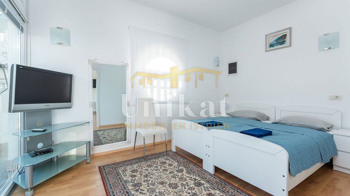 Luksuzna hiša - prvi vrsti ob morju